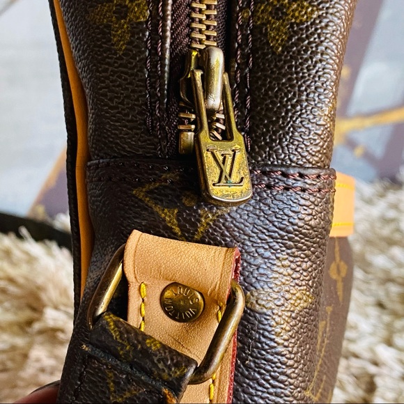 Louis Vuitton Danube MM Crossbody - Picture 12 of 14